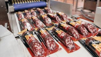 Медвёдовский мясокомбинат с начала работы  выпустил 870 тонн колбасных изделий