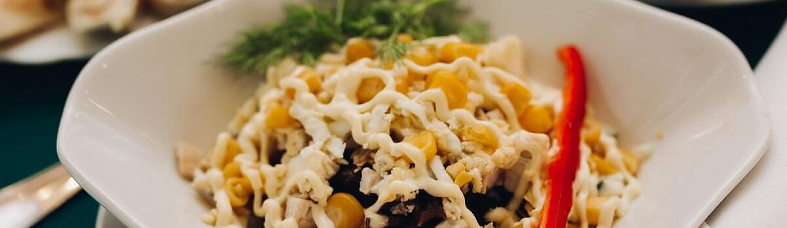 Салат с грибами, курицей и огурцами 