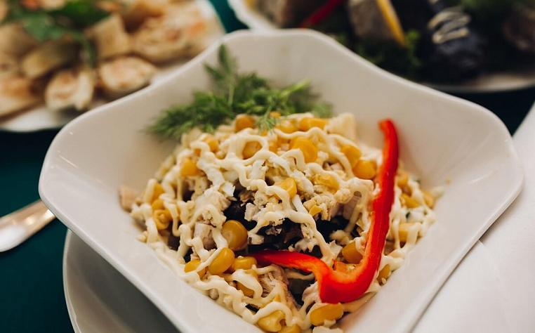 Салат с грибами, курицей и огурцами 